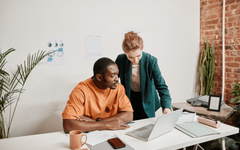 Google trends: imagem de um jovem negro sério olhando para a tela do laptop enquanto ouve seu colega