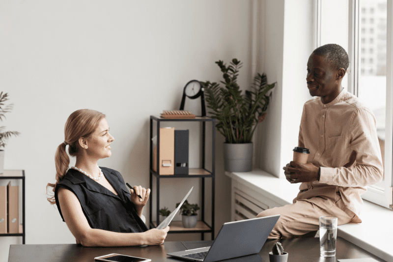 embudo de marketing digital: imagen de dos personas hablando en una reunión en la sala de un despacho