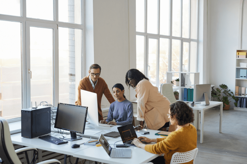 guión de proyección para utm: imagen de un equipo de profesionales mirando una pantalla de ordenador