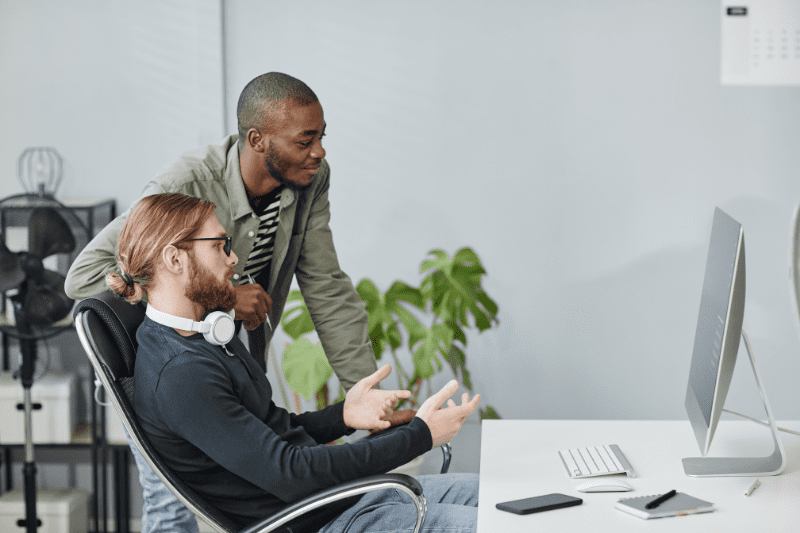 Discrepância facebook analytics: imagem de dois homens jovens conversando e olhando para a tela do computador