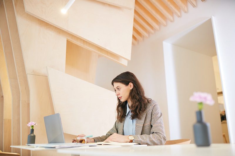 Landing Page: Imagen de una mujer joven trabajando con un portátil.