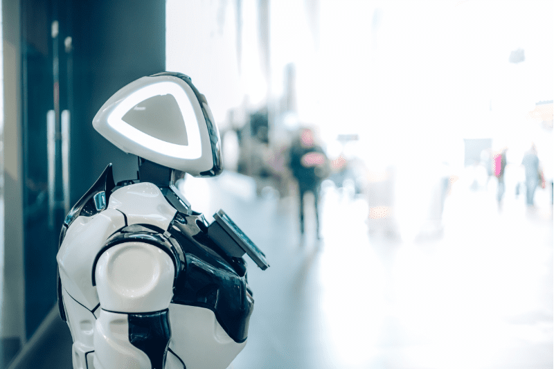 robot de inteligencia artificial: imagen de un robot en blanco y negro de pie en una gran sala
