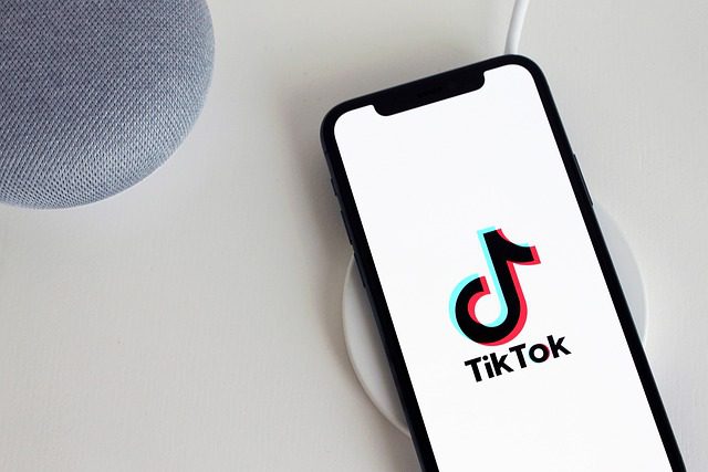 Tráfego pago: imagem de um celular com a página do Tiktok aberta.