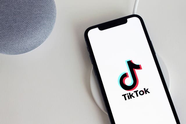 Tráfego pago: imagem de um celular com a página do Tiktok aberta. 