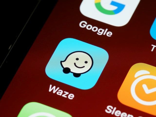 Tráfego pago: imagem do aplicativo Waze no celular.