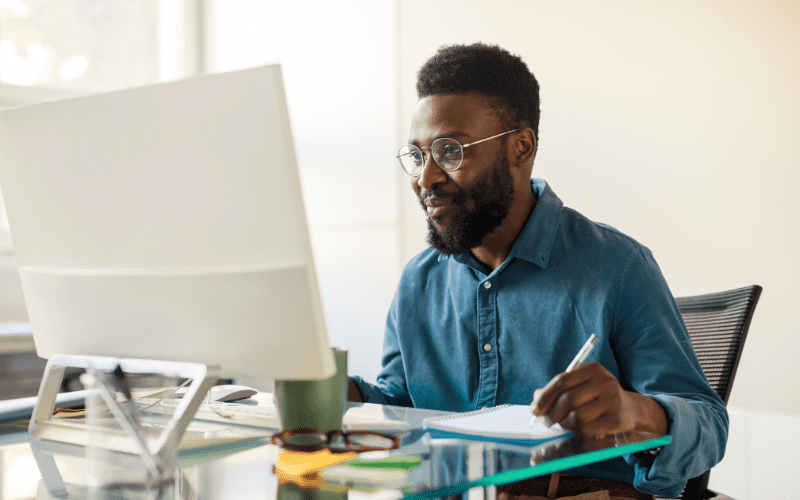 Lifetime Value: imagen de un hombre negro que mira la pantalla de un ordenador y sonríe levemente.