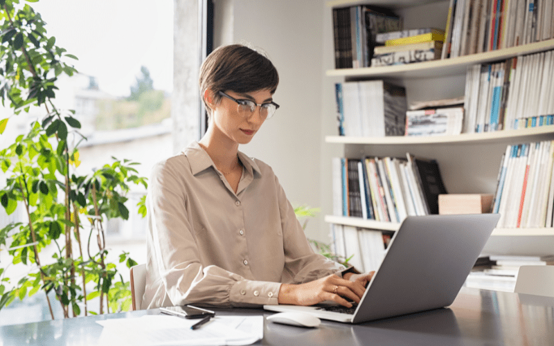 Aprendizaje automático: imagen de una mujer trabajando en una oficina mirando la pantalla de un portátil